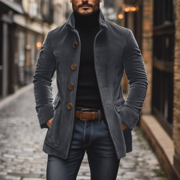 Męski płaszcz vintage slim fit zapięty. Elegancki krótki płaszcz dla mężczyzn ceniących styl.
