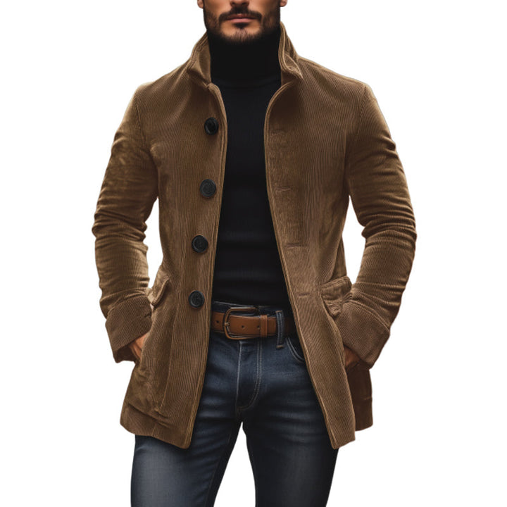 Rozpięty męski płaszcz vintage slim fit. Casualowy, dopasowany płaszcz jesienny w modzie męskiej.