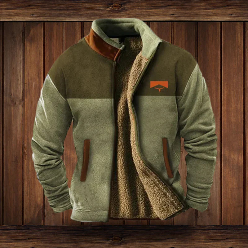 Mężczyzna w ciepłym płaszczu zimowym vintage. Styl outdoorowy, idealny na zimowe spacery.
