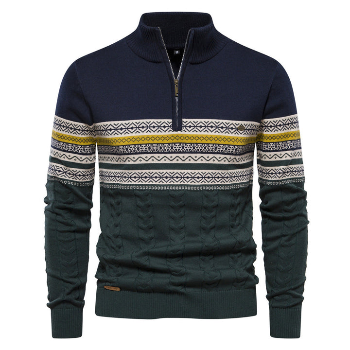 Stylowy męski sweter z zamkiem i pasami. Wygodne ubranie na zimę, casualowy i elegancki sweter do męskich stylizacji.