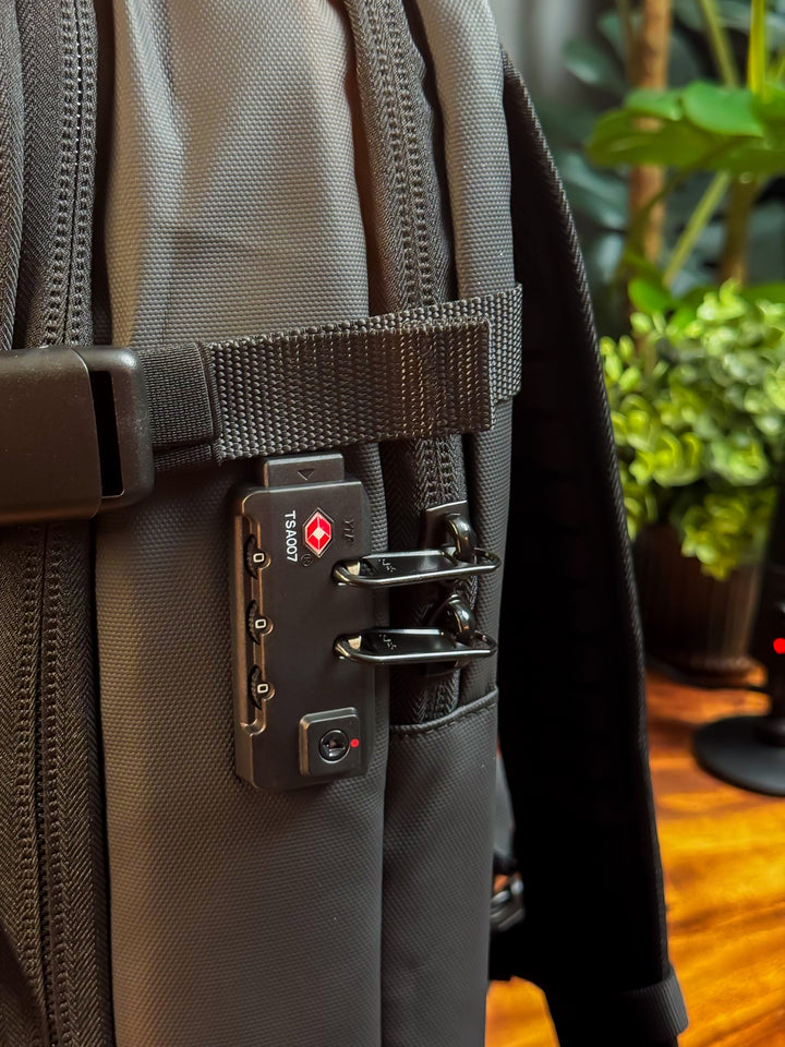 Ergonomiczny plecak męski na laptopa 17 cali, z wygodnymi szelkami i oddychającą siatką.
