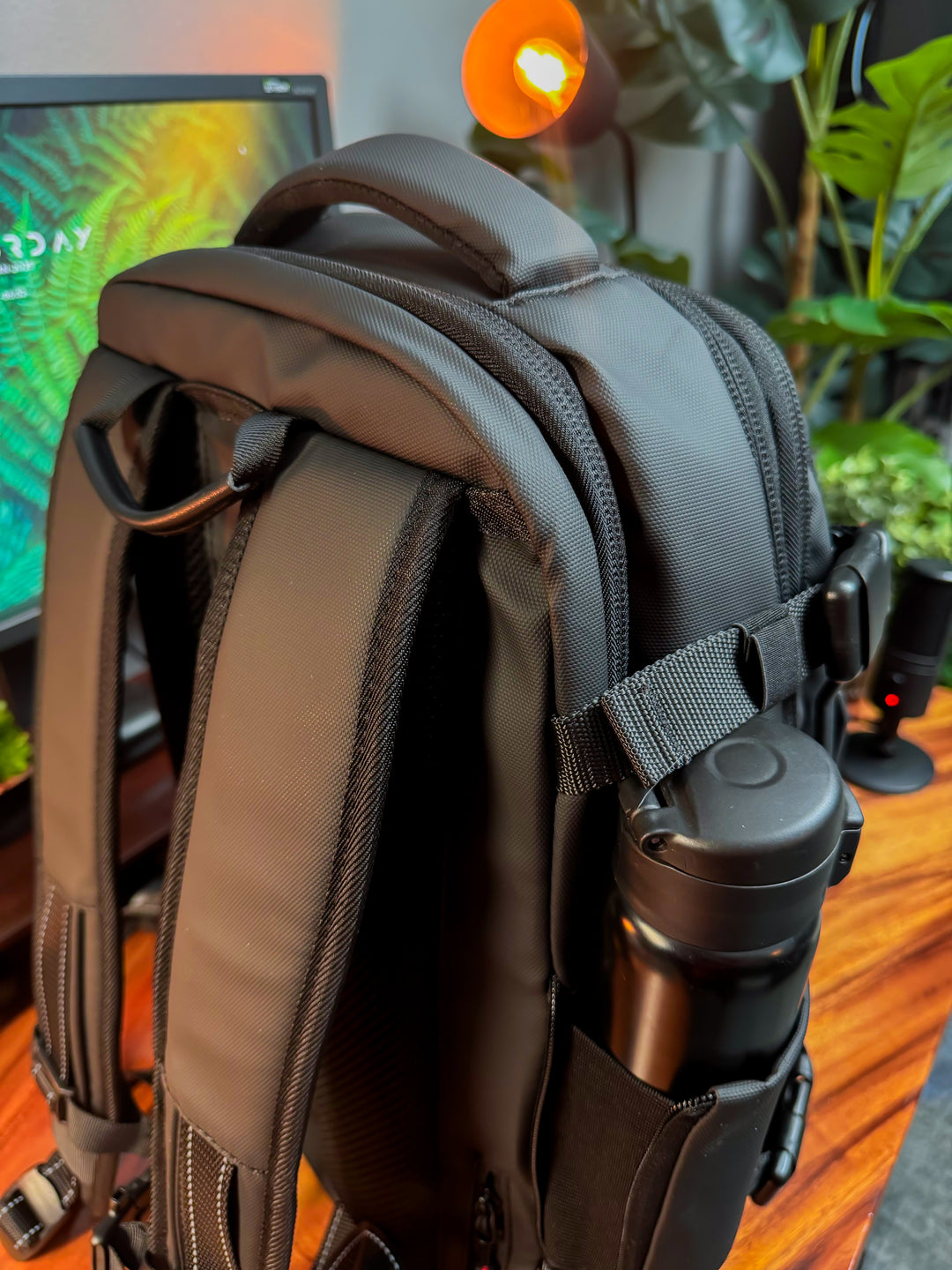 Elegancki czarny plecak biznesowy męski na laptopa 17 cali, minimalistyczny design, stylowy.
