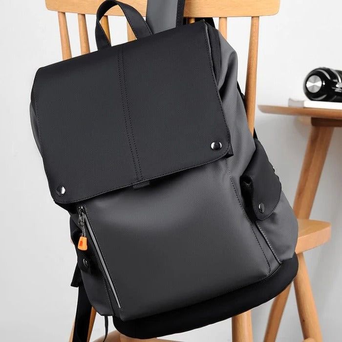 Elegancki plecak męski do pracy, z organizerem na laptopa 15,6" i portem USB. Wygodny i pojemny.