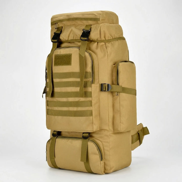 Plecak taktyczny 80L/100L w terenie. Sprzęt outdoorowy dla mężczyzn, gotowy na przygody, trekking i wyprawy.