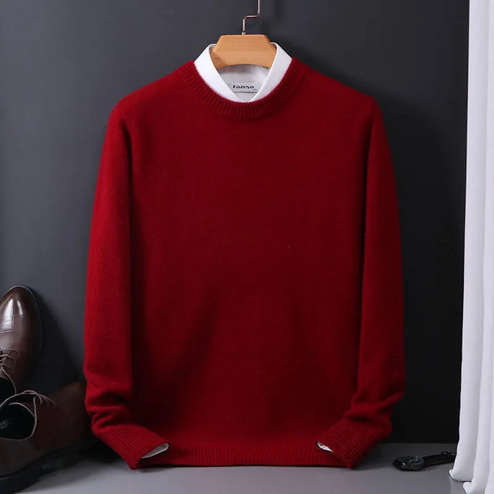 Męski sweter jesienny prezentowany na modelu. Klasyczny, elegancki i komfortowy krój, idealny do modnej, casualowej odzieży.