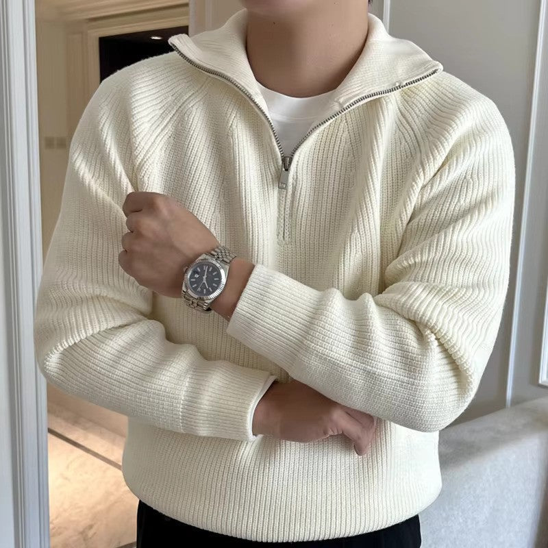 Mężczyzna w modnym swetrze prążkowanym z zamkiem, prezentujący casualowy styl na jesień.