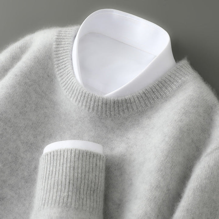 Stylowy męski sweter retro z półgolfem. Ciepły i wygodny, odzież casual, doskonały na chłodną jesień.