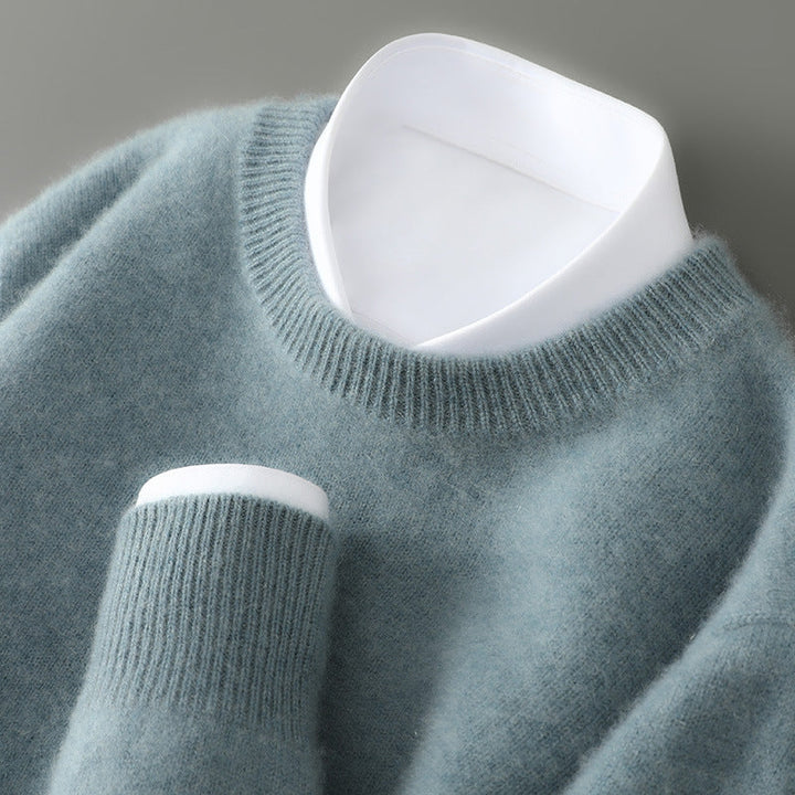 Zimowy męski sweter retro, ciepły i stylowy. Półgolf, idealny do warstwowych stylizacji, męska odzież.