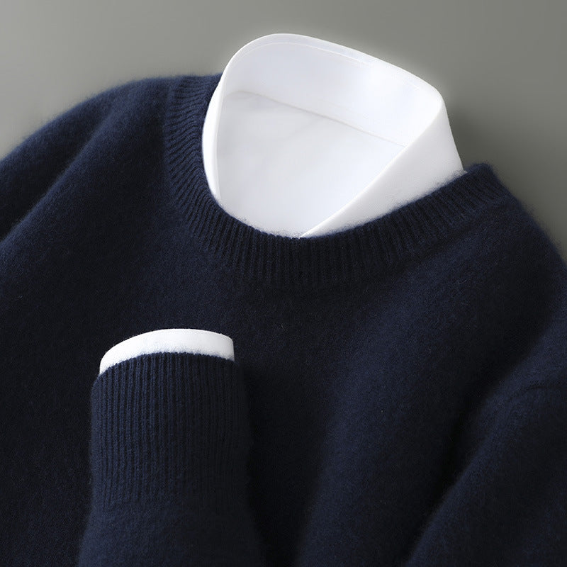 Klasyczny męski sweter retro, ciepły na zimę. Półgolf, elegancka odzież męska do pracy i na spotkania.