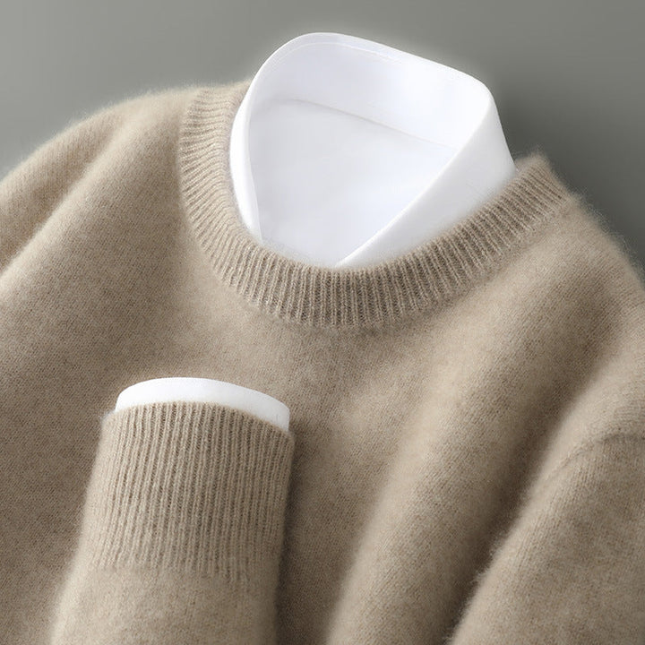 Jesienno-zimowy sweter męski retro. Ciepły, elegancki półgolf, doskonały na chłodne dni.