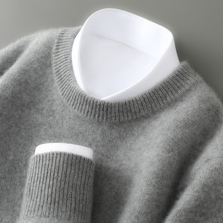 Modny męski sweter retro z okrągłym dekoltem. Ciepły i wygodny, odzież męska casual na zimę.