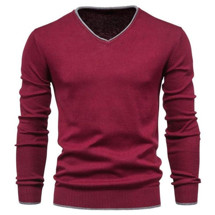 Nowoczesny męski sweter slim fit z dekoltem w serek. Modny fason dla mężczyzn ceniących styl i komfort w dzianinie.