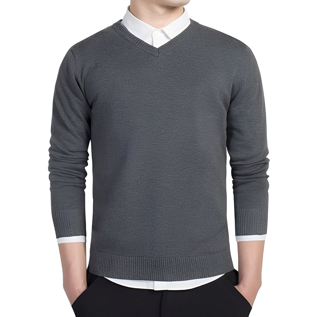 Modny męski sweter V-neck, klasyczny krój, dzianina. Elegancki i uniwersalny, idealny na każdą okazję jesienią/zimą.