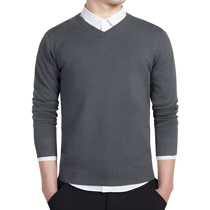 Modny męski sweter V-neck, klasyczny krój, dzianina. Elegancki i uniwersalny, idealny na każdą okazję jesienią/zimą.