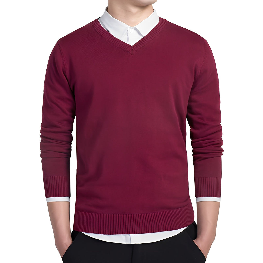 Komfortowy męski sweter z dekoltem w serek, wykonany z miękkiej dzianiny. Idealny na jesień, zimę. Elegancki, ciepły.