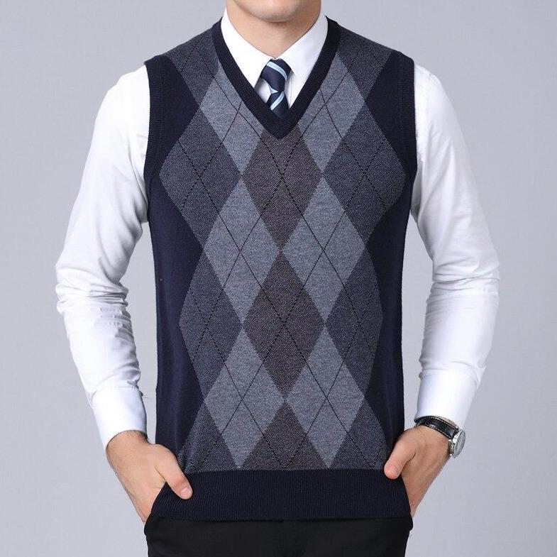 Klasyczny męski sweter-kamizelka w kratę. Elegancki dekolt V podkreśla styl męskiej mody.