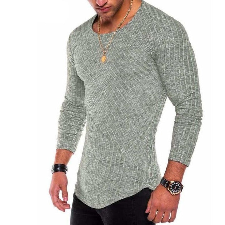 Męski sweter z dekoltem w łódkę i dopasowanym krojem. Ozdobne przeszycia dodają mu elegancji. Modny i wygodny.