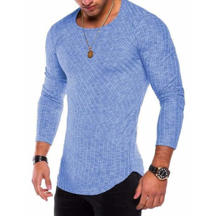 Casualowy sweter męski z dekoltem w łódkę. Dopasowany krój, unikalne ozdobne przeszycia. Komfort i styl.