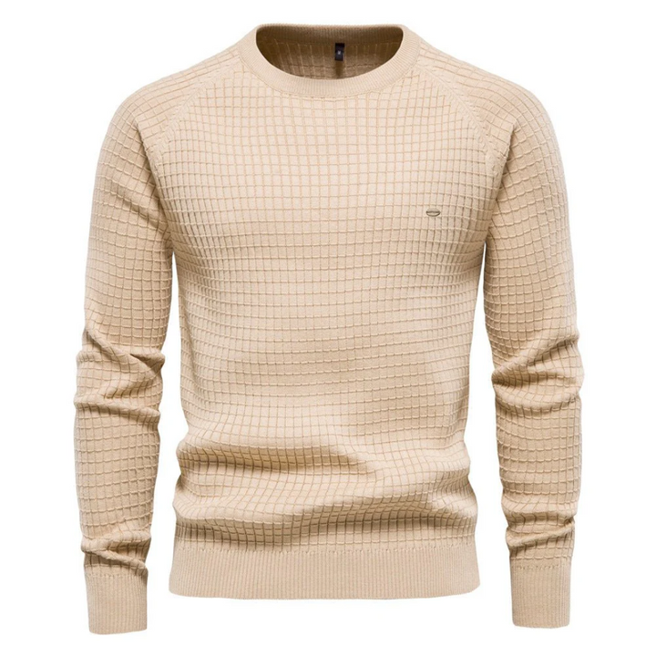 Męski sweter z okrągłym dekoltem, prezentujący modny i elegancki styl jesienno-zimowy.