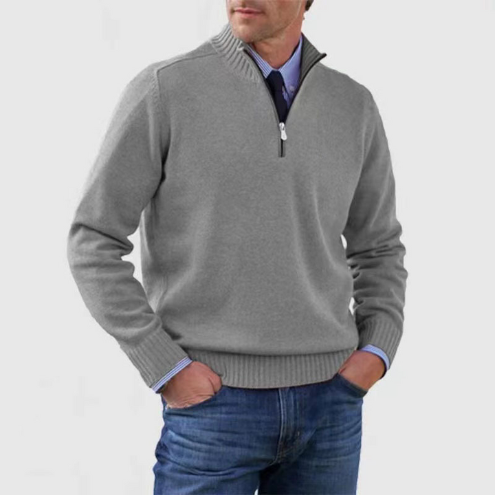 Elegancki sweter męski z półgolfem i zamkiem. Modny krój, casualowy styl, komfortowa odzież męska.