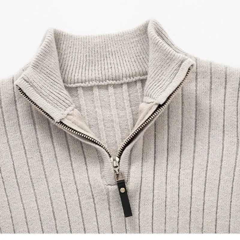 Elegancki męski sweter casual z półzamkiem, długim rękawem i wysokim kołnierzem. Modna odzież męska.