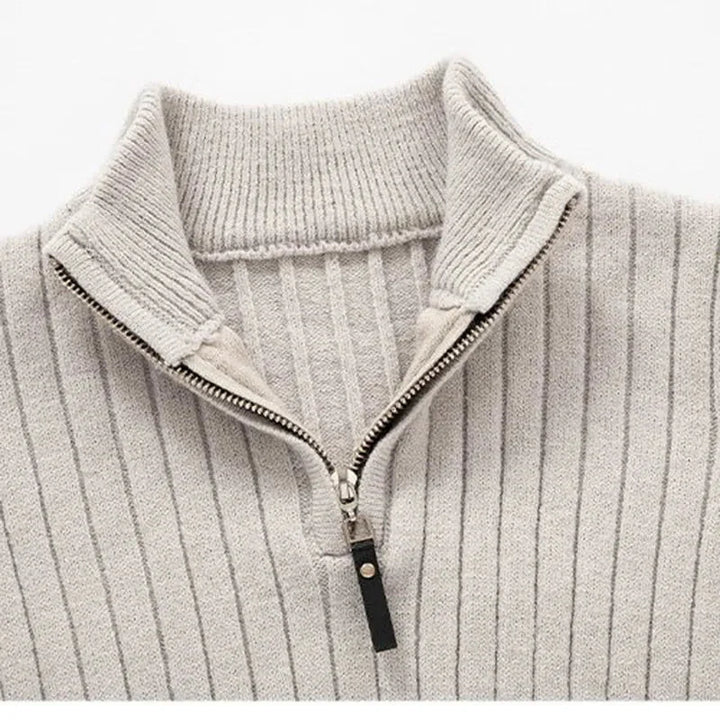 Elegancki męski sweter casual z półzamkiem, długim rękawem i wysokim kołnierzem. Modna odzież męska.