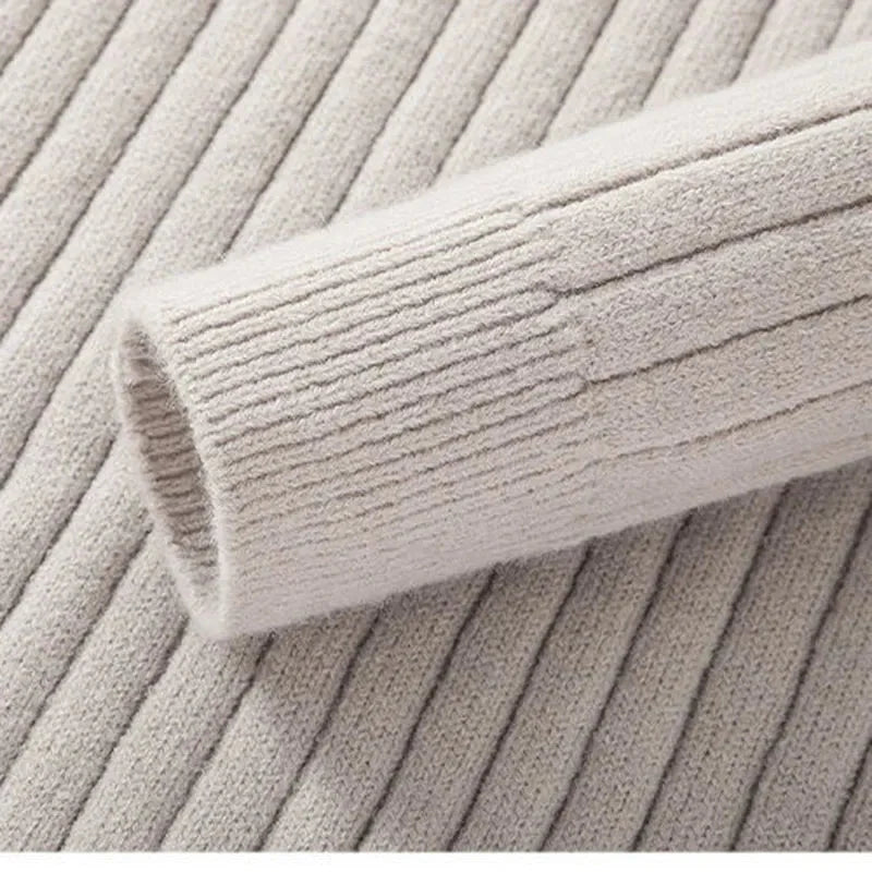 Miękki sweter męski z dzianiny, z półzamkiem i wysokim kołnierzem. Komfortowy element mody męskiej.