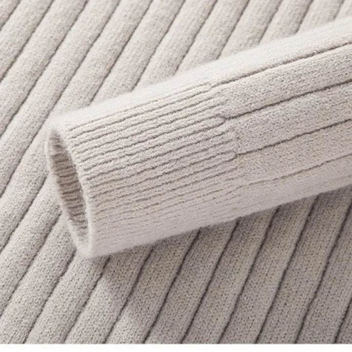Miękki sweter męski z dzianiny, z półzamkiem i wysokim kołnierzem. Komfortowy element mody męskiej.
