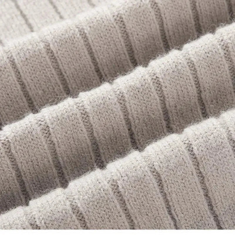 Stylowy męski sweter z wysokim kołnierzem i półzamkiem, idealny do casualowych i eleganckich stylizacji.