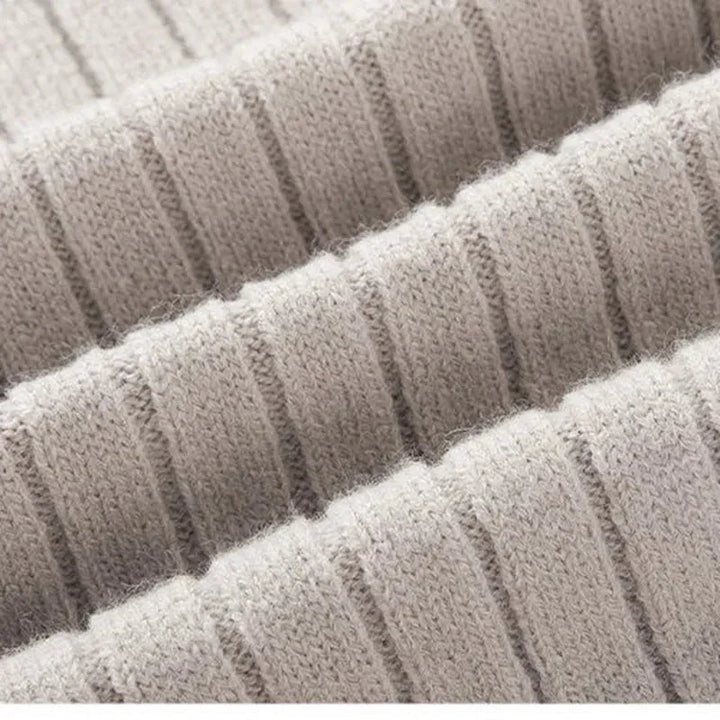 Stylowy męski sweter z wysokim kołnierzem i półzamkiem, idealny do casualowych i eleganckich stylizacji.