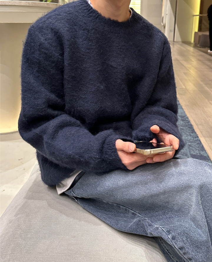 Stylowy męski sweter dzianinowy, teksturowany. Pasuje do eleganckich i casualowych stylizacji.