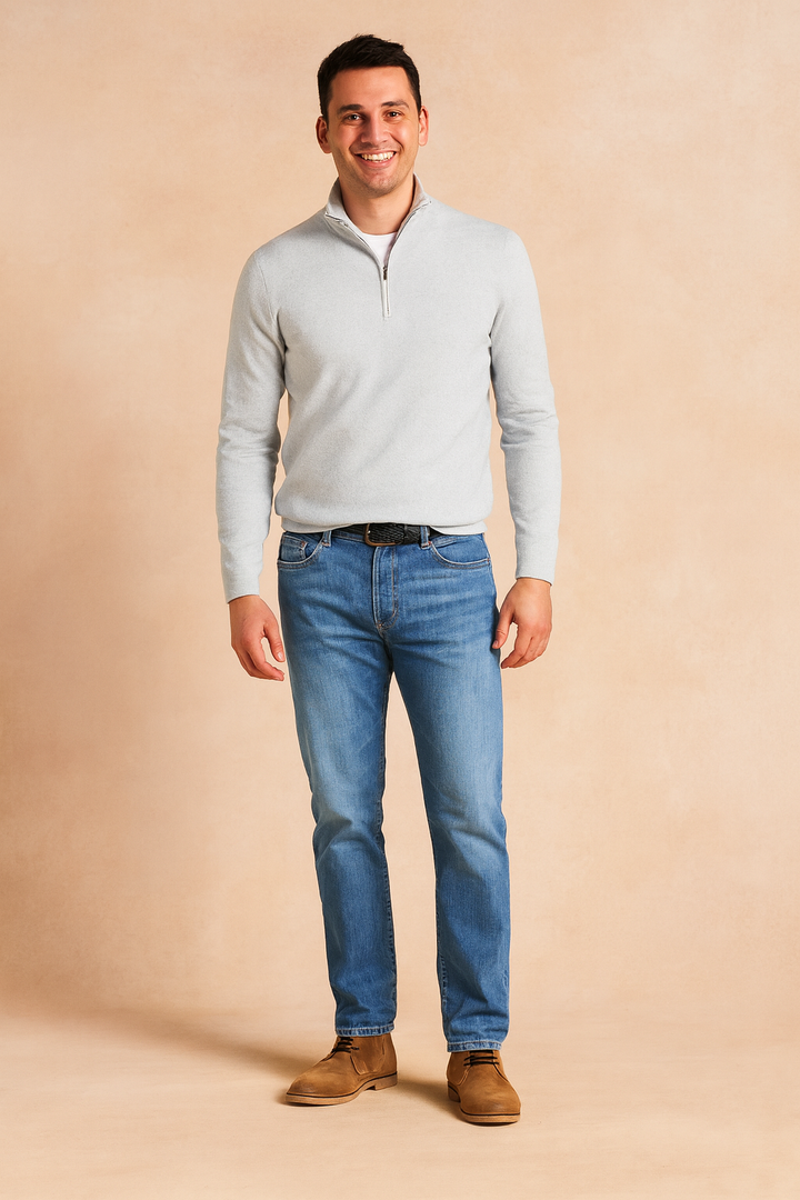 Męski sweter z zamkiem, elegancki pulower na co dzień. Komfortowy i stylowy element mody męskiej.