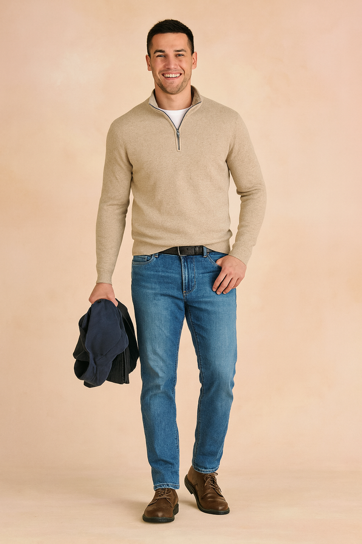 Klasyczny męski sweter z zamkiem, must-have w modzie męskiej. Komfortowy pulower z długim rękawem.