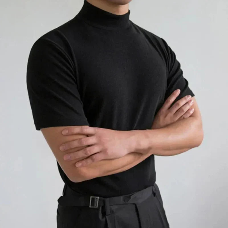 Męski t-shirt z podwyższonym kołnierzem, dopasowany krój. Elegancki basic idealny do casualowych stylizacji.