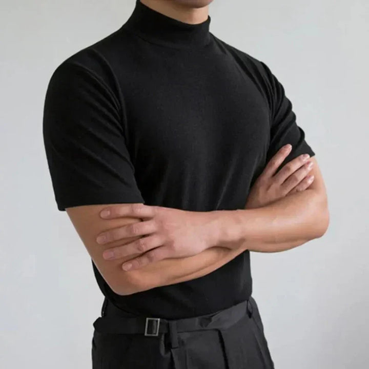 Męski t-shirt z podwyższonym kołnierzem, dopasowany krój. Elegancki basic idealny do casualowych stylizacji.