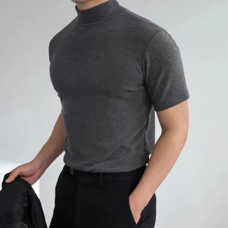 Klasyczny t-shirt męski z wysokim kołnierzem. Wygodna, basicowa odzież do nowoczesnych stylizacji ulicznych.