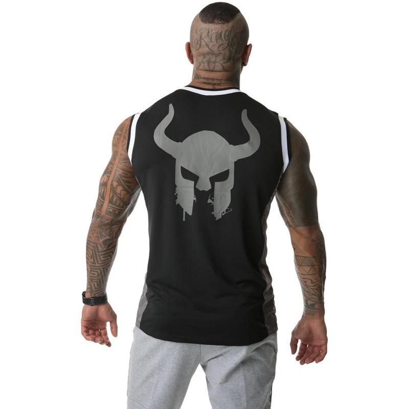 Sportowy, męski tank top na lato z przewiewnego materiału. Wygodny fason idealny na trening lub plażę.