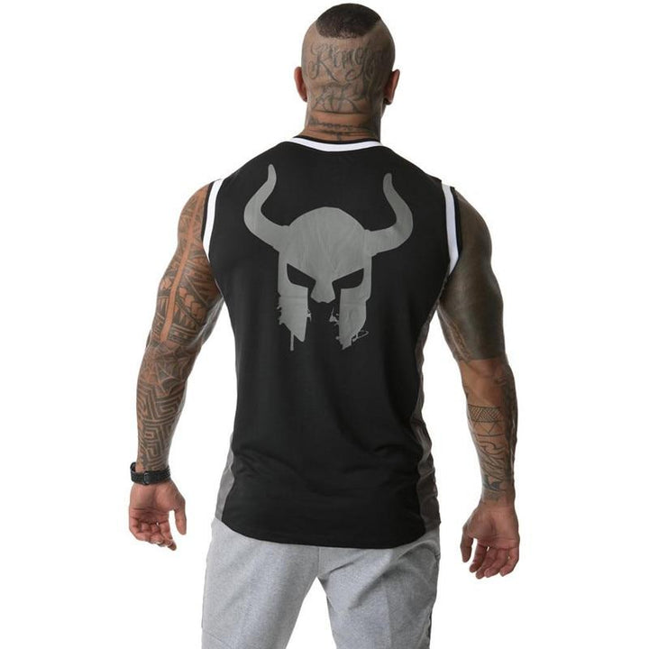 Sportowy, męski tank top na lato z przewiewnego materiału. Wygodny fason idealny na trening lub plażę.