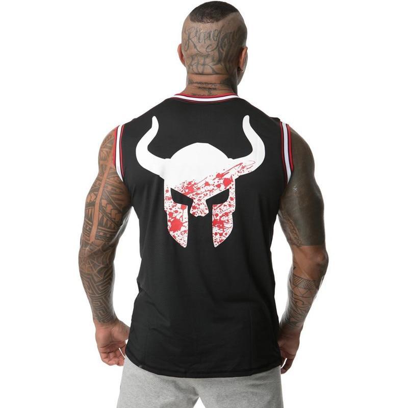 Wygodny tank top męski z nadrukiem, idealny na upalne dni, plażę lub aktywności sportowe. Moda męska na lato.