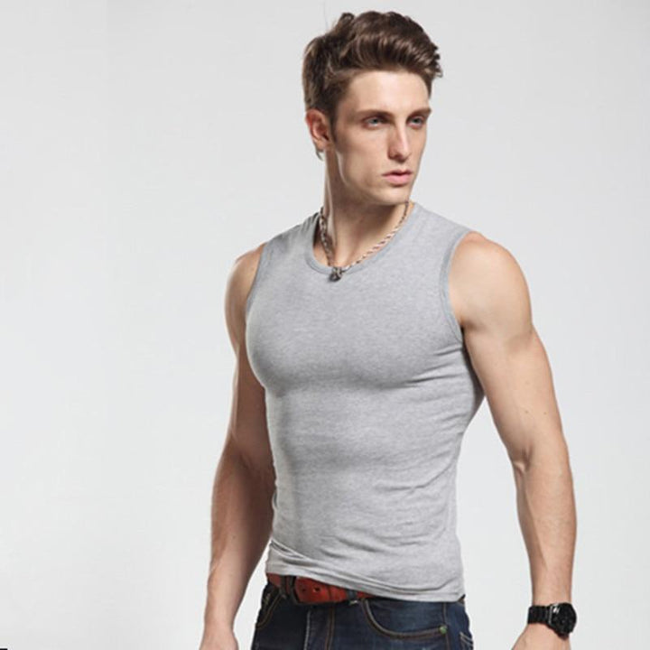 Męski tank top, dopasowany krój, idealny na lato. Stylowa koszulka bez rękawów w jednolitym kolorze. Moda casual.