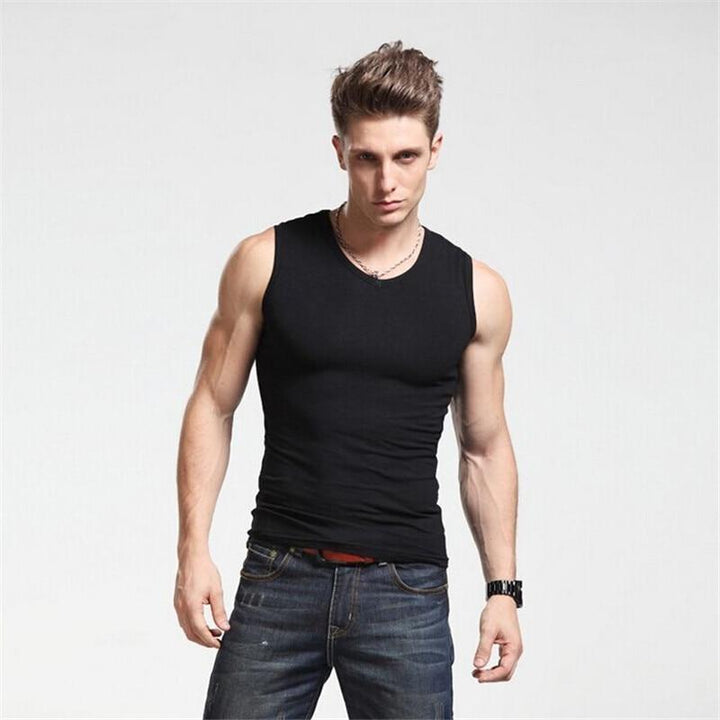 Elegancki męski tank top o dopasowanym kroju. Koszulka na lato w jednolitym kolorze, idealna do sportowych i casualowych stylizacji.