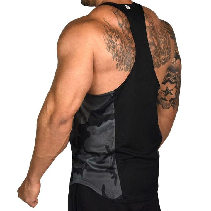 Męski tank top moro, wzór wojskowy. Modna koszulka bez rękawów do codziennego użytku latem.