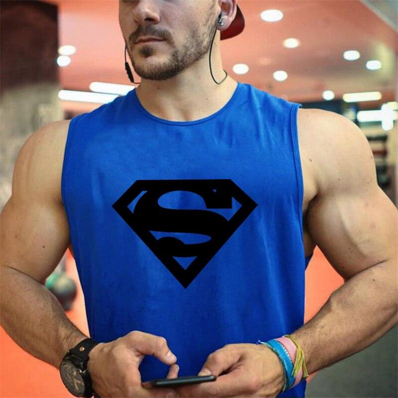 Czarny męski tank top z logo Supermana. Idealna odzież sportowa na lato, trening i dla fanów superbohaterów.