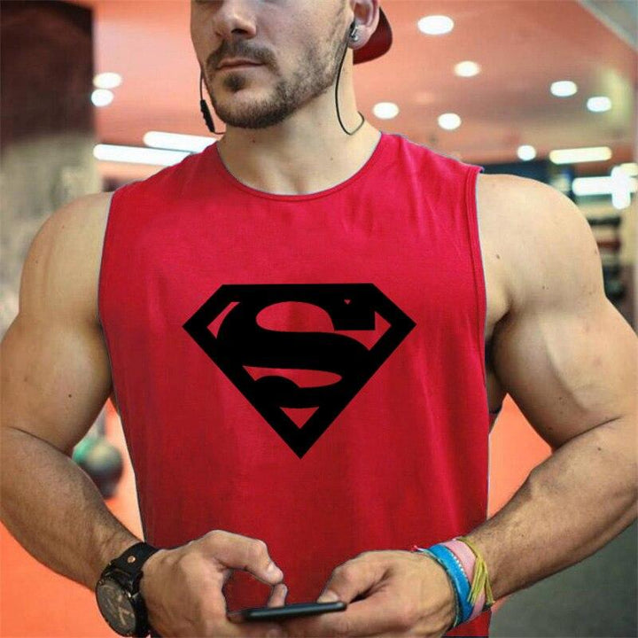 Sportowy tank top męski z nadrukiem Supermana. Idealny do mody męskiej, na siłownię i do codziennego noszenia.