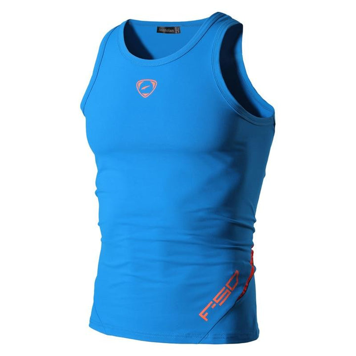 Bliski plan męskiego tank topu. Wyraźny, modny nadruk, casualowy styl. Koszulka bez rękawów, odzież męska na lato.
