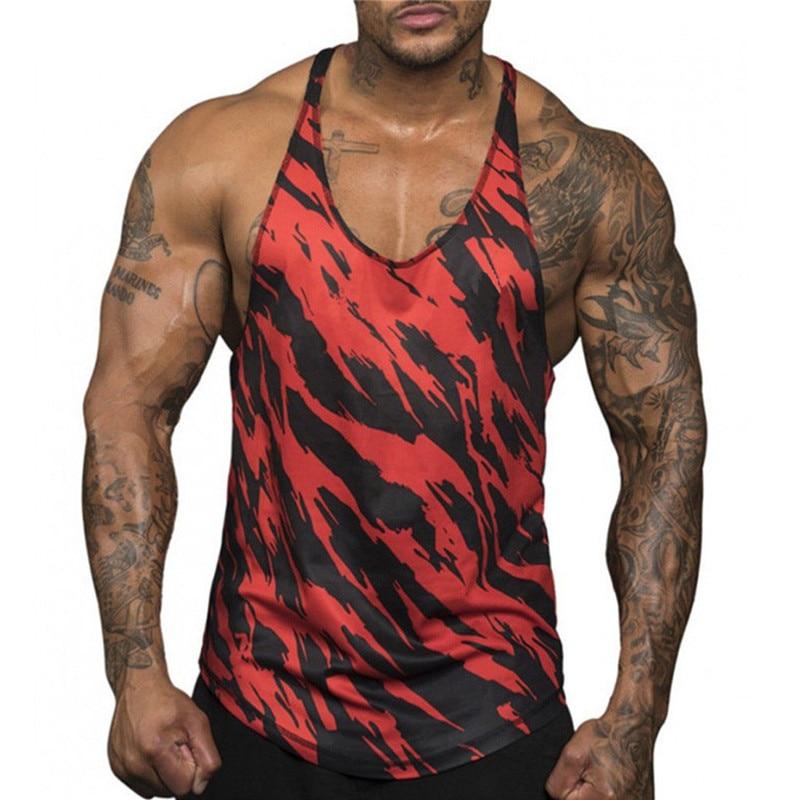 Czerwony męski tank top, casual. Modny nadruk, okrągły dekolt. Idealna koszulka bez rękawów na lato.