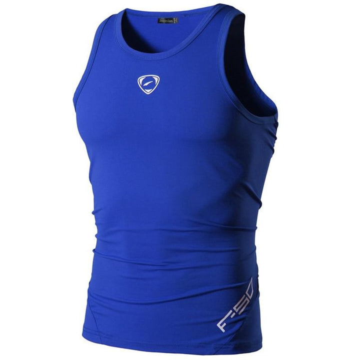 Męski tank top z dopasowanym krojem na modelu. Komfortowa koszulka bez rękawów, idealna na trening i casual. Odzież letnia.