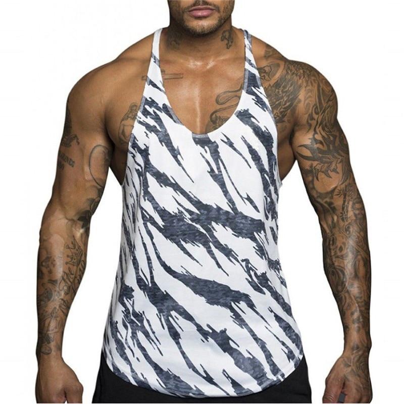 Biały męski tank top z modnym nadrukiem. Lekka koszulka bez rękawów na trening lub upalne lato.