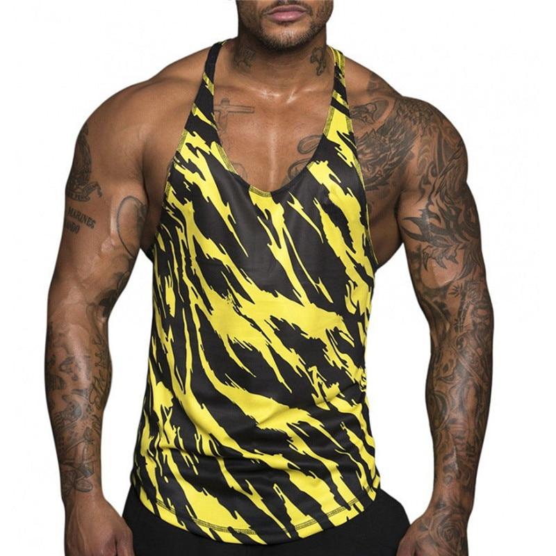 Żółty męski tank top z modnym nadrukiem. Dopasowany krój, okrągły dekolt. Stylowa odzież sportowa na lato.