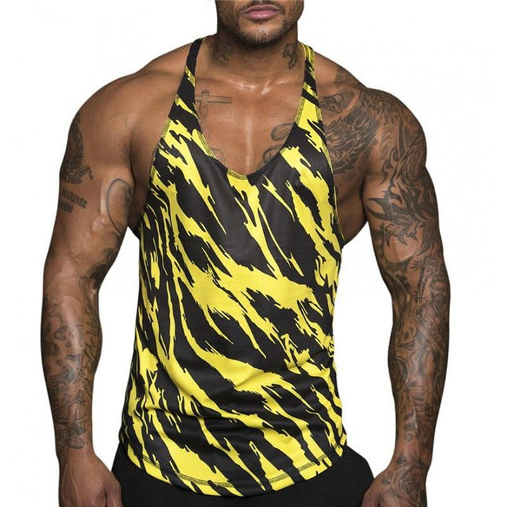 Żółty męski tank top z modnym nadrukiem. Dopasowany krój, okrągły dekolt. Stylowa odzież sportowa na lato.